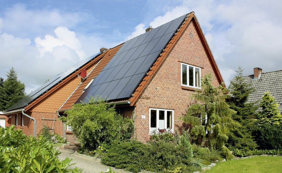 Wohnhaus mit Photovoltaik-Solaranlage